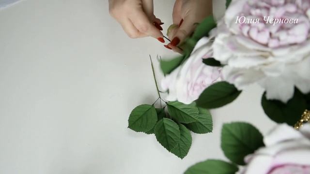 СТЕБЕЛЬ И ЛИСТЬЯ ДЛЯ ФАНТАЗИЙНОГО ЦВЕТКА. ОКОНЧАТЕЛЬНАЯ СБОРКА//ИНТЕРЬЕРНЫЕ ЦВЕТЫ ИЗ ФОАМИРАНА смотреть онлайн