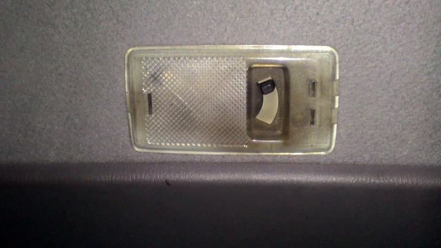 Снимаем плафоны подсветки салона в Subaru Forester SF5 смотреть онлайн