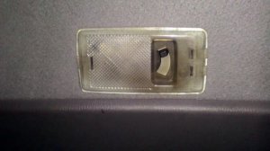 Снимаем плафоны подсветки салона в Subaru Forester SF5