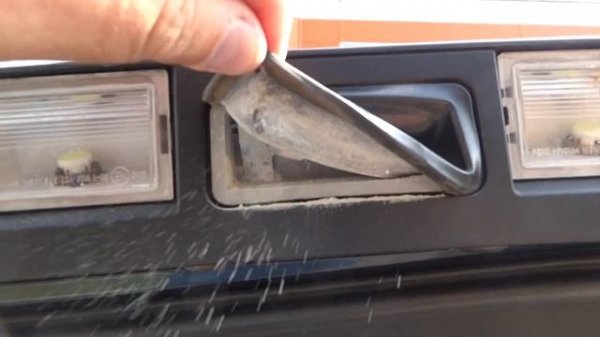 Кнопка багажника окислы под резинкой LAND ROVER DISCOVERY 3 - Бастион.