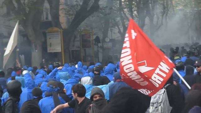 Scontri a Via Veneto e Piazza Barberini (Roma, 12/04/2014) смотреть онлайн
