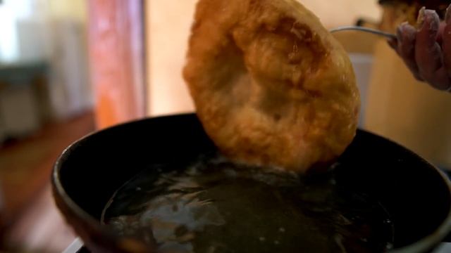 Life in a hundred-year house on the Don's farm. Cooking CRUNCHY and SOUFFLE flat CAKE with HONEY. смотреть онлайн