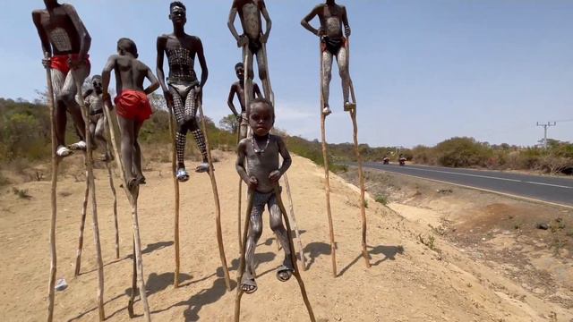 THESE PEOPLE IN ETHIOPIA WALK ON STICKS, BANNA TRIBE | लाठी पर चलने वाले लोग  #tribes #ethiopia