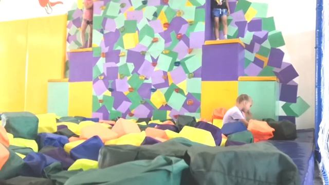 Саша развлекается в батутном парке Кенгуру смотреть онлайн