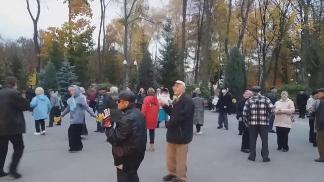 Харьков,танцы в парке;"Change..." смотреть онлайн