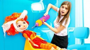 У куклы Алёнки Сказочный Патруль заболел зуб. Ох уж эти куклы! Видео для девочек - игры в доктора