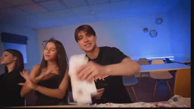 вышел трек ура ТРЕК РАЗ ДВА ТРИ ЧЕТЫРЕ ПЯТЬ ЛЮБЛЮ ДЕНЬГИ УМНОЖАТЬ ???КЛИП ТОП смотреть онлайн