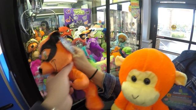 WINNING Plushie Toy Prizes At The Claw Machine Player Challenge смотреть онлайн