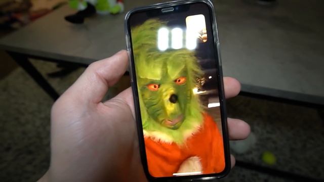 CALLING GRINCH AND SANTA AT THE SAME TIME ON FACETIME AT 3 AM!! (THEY CAME OVER) смотреть онлайн
