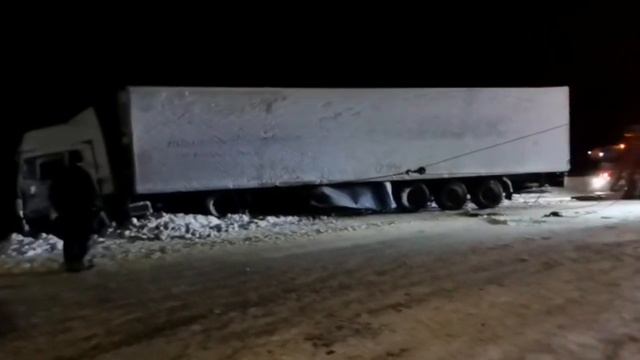 Груженая фура (20тонн) в кювете у переезда. смотреть онлайн