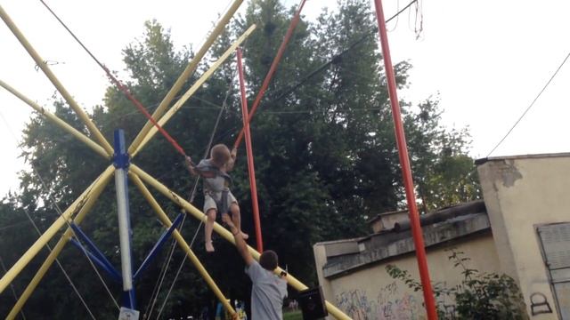 Прыжки на банджи-батуте. Прыжки на резинке - крутой батут. Bungee jumping смотреть онлайн