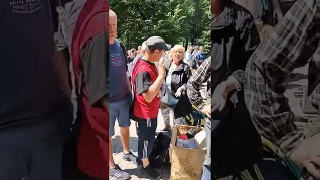 Чем отличаются украинцы от хохлонациков? Ответ вы найдете в ролике с блошиного рынка в Хмельницком смотреть онлайн