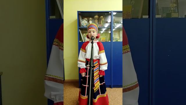 Чугунникова Полина. Русская нородная песня "Кнопочки баянные" смотреть онлайн