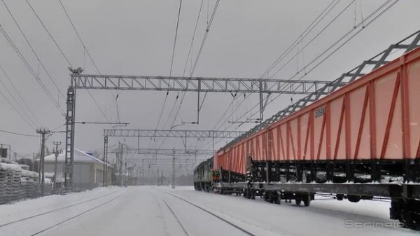 Снегоуборочный поезд в ледяной снегопад (train Dashing Thru the Snow)