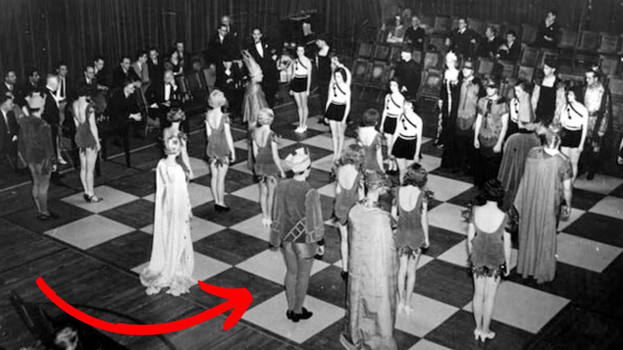 Люди вместо шахматных фигур. Красивая партия Капабланки смотреть онлайн