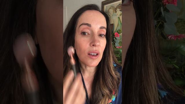 Celebrity Facialist Angela Caglia | How to use a vibrating sonic rose quartz sculpting face roller. смотреть онлайн