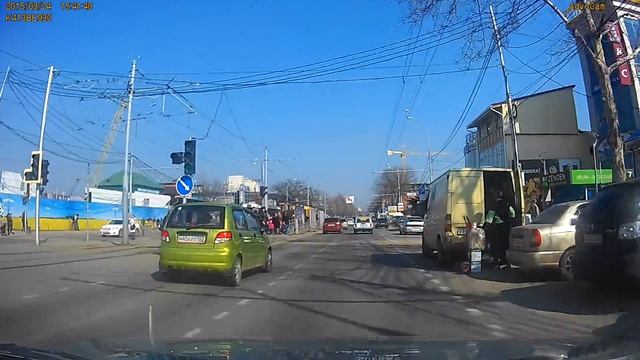 Краснодар!!! Пешеходы и водители, остерегайтесь эту даму за рулём этой машины!!! смотреть онлайн