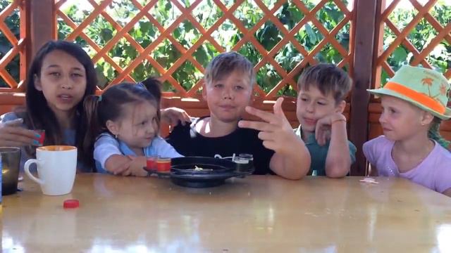 Челендж рулетка! Пробуем сладости и гадости! смотреть онлайн