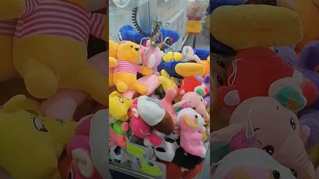 Все игрушки закопаны, и как тут выиграть? Автомат хватайка. смотреть онлайн