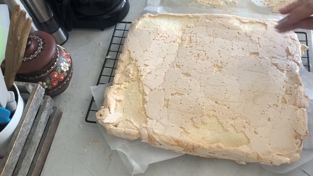 МЕРЕНГОВЫЙ РУЛЕТ С КЛУБНИЧНЫМ КОНФИ #meringue#merengue#меренговый_рулет#