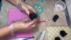 чёрная роза из сахарной мастики
