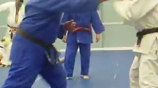 A Small clip of meh Fighting a 230 Pd Guy? смотреть онлайн