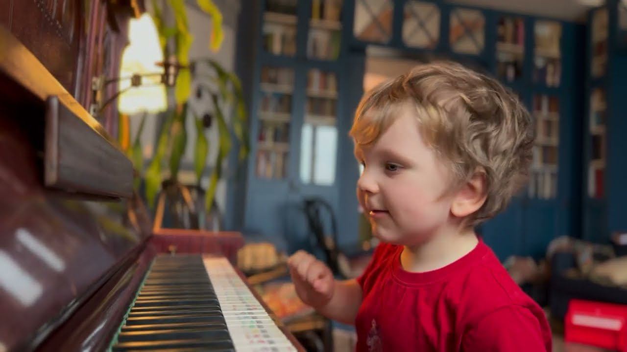 Gavriil Tries To Sing Notes - Пробует петь нотки