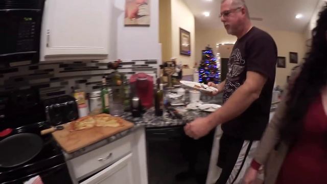 (1363) УКРАШАЕМ ЁЛКУ, ЧЬЯ ЖЕ ПИЦЦА ВЫИГРАЛА, ОТ САРДОРА МИЛАНО ИЛИ ВИНСЕНТА? ЧАСТЬ 2 . смотреть онлайн