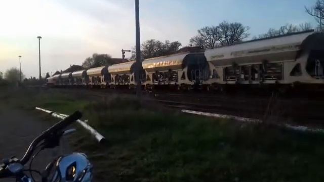 Class 66 in Haldensleben mit Schotterzug смотреть онлайн