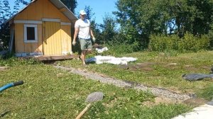 Дорожка из щебня и старой плитки.