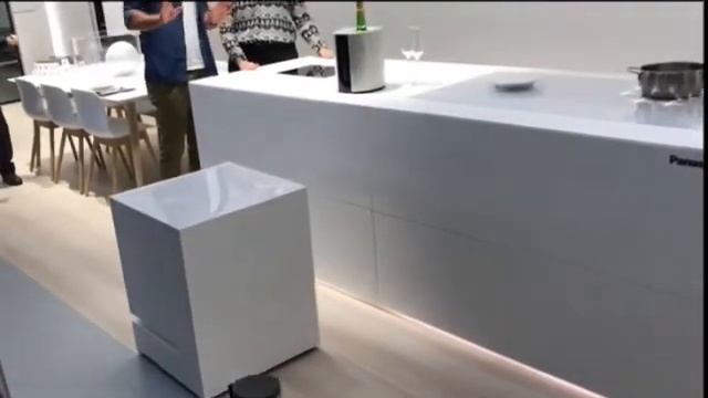 Робот-холодильник Panasonic с голосовым управлением на выставке IFA 2017 смотреть онлайн