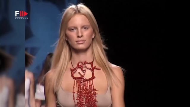 Vintage In Pills VALENTINO Spring 2002 - Fashion Channel