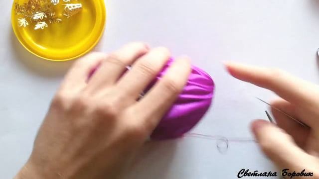 Новогодняя елочная игрушка Шар канзаши атласных лент своими руками. DIY Christmas tree ball Kanzash смотреть онлайн