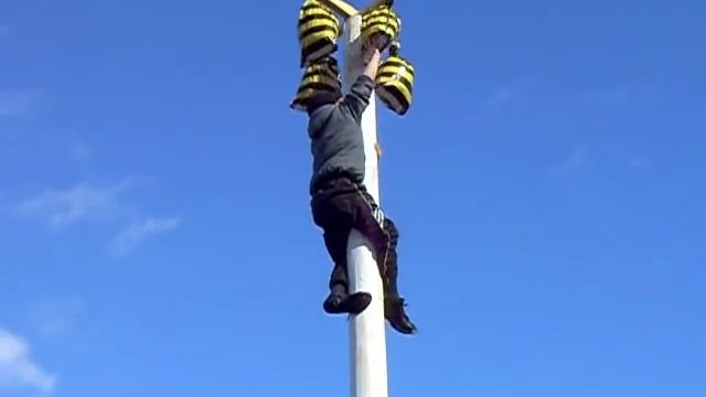 Масленица 2011 в Энгельсе - Лазанье на столб смотреть онлайн