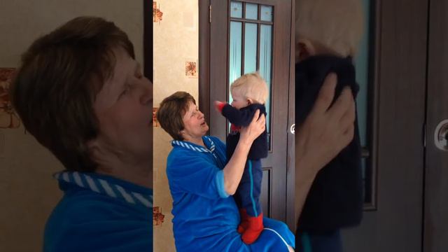 Бабуля поёт своему внуку