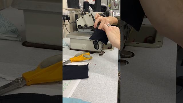 Attaching a cuff in jersey fabric. смотреть онлайн