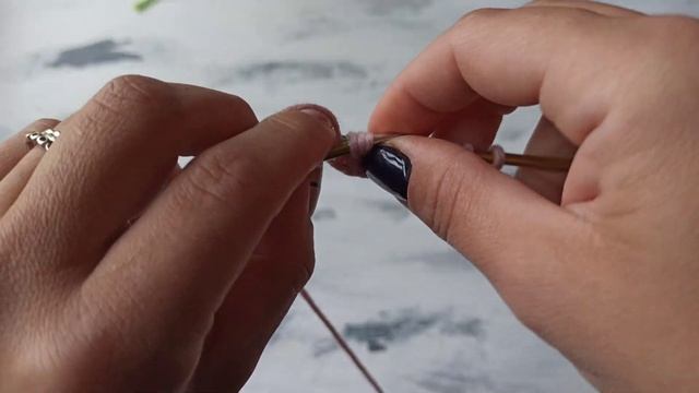 Красивый и очень объемный узор спицами для вязания шапок. смотреть онлайн