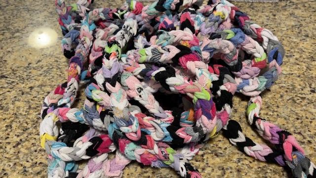 Коврик из старых носочков, колготок и лосин. Без спиц, на пальцах. Door mat from old socks. смотреть онлайн