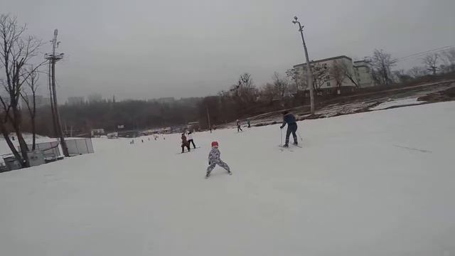 Ларка-Лыжник. Ей 5 лет и она первый раз самостоятельно съехала с целой горки и даже не упала смотреть онлайн