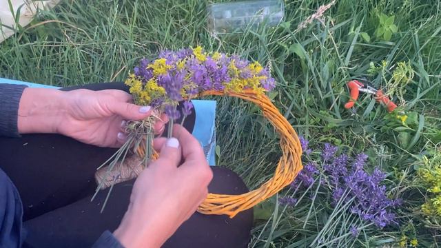 Вінок з лаванди та сухоцвіта-сукулента смотреть онлайн