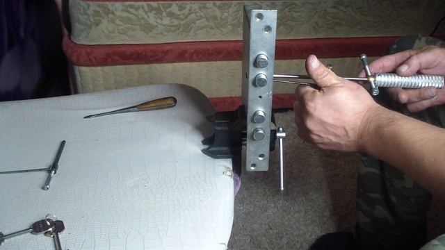 Меттэм 5+5 ; открытие врезного замка крючками. смотреть онлайн