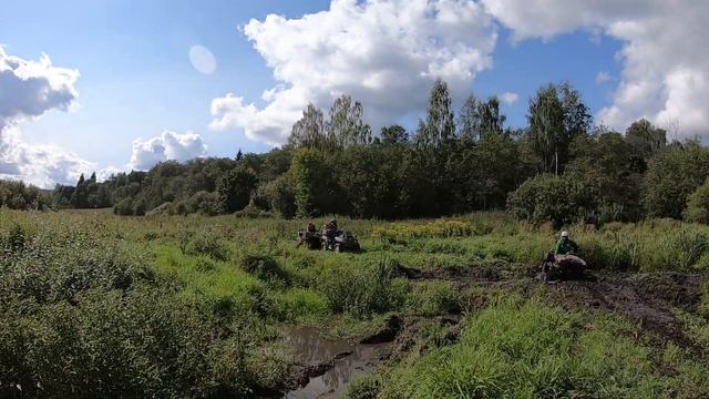Покатушки на квадроциклах по грязи Перевернули Suzuki kingquad 750, сломали руль смотреть онлайн