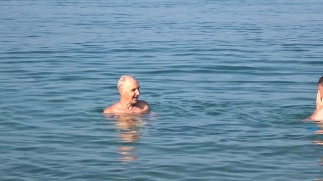 Отдыхаем на море на пляже возле Евпатории Крым 5 июля 2020 год. Чистая вода и прекрасное настроение смотреть онлайн
