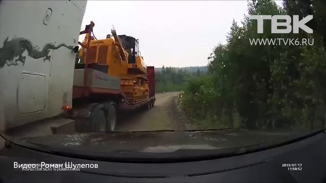 Дальнобойщик снес на трассе в Красноярском крае встречные машины и грузовики смотреть онлайн