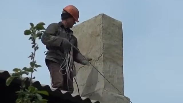 КП АЖЭО города Алчевска продолжает работу по ремонту кровельного покрытия смотреть онлайн