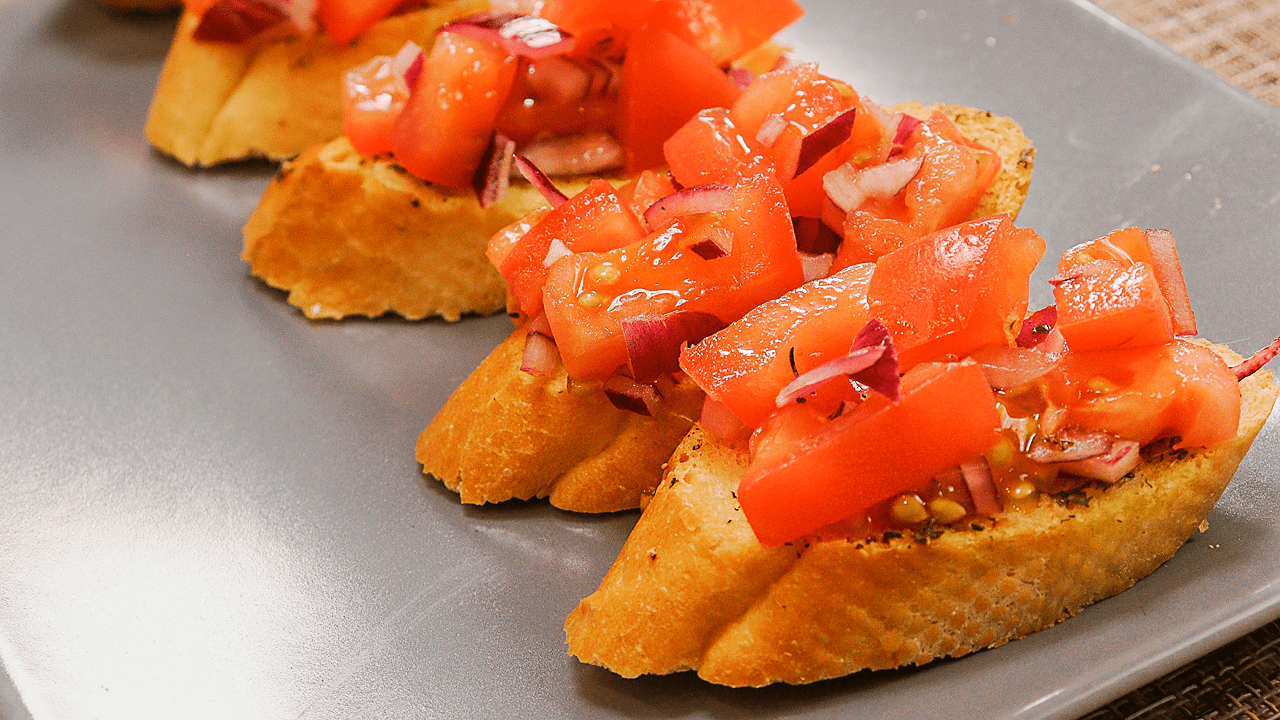 Хотите порадовать своих гостей чем-то особенным? Представляем вам невероятную закуску на новый год. смотреть онлайн