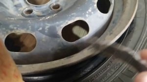 ремонт колеса - пропускает по кругу на стыке покрышки и диска. Делаем спец мастику для ремонта.