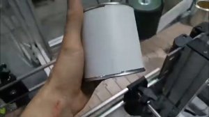 Этикетировочный автомат. Самоклеющиеся этикетки на жестяные банки с краской. Запуск,точные настройки