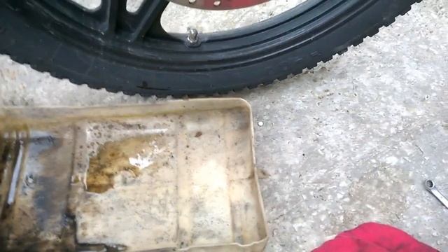 Замена тормозной жидкости, на Yamaha YBR 125 смотреть онлайн