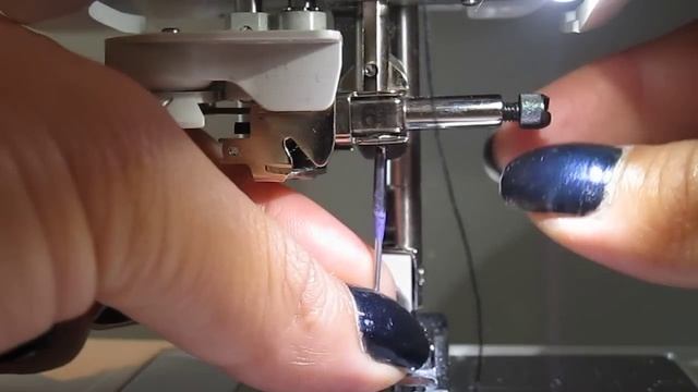 How to change the needle on a Brother Sewing Machine смотреть онлайн